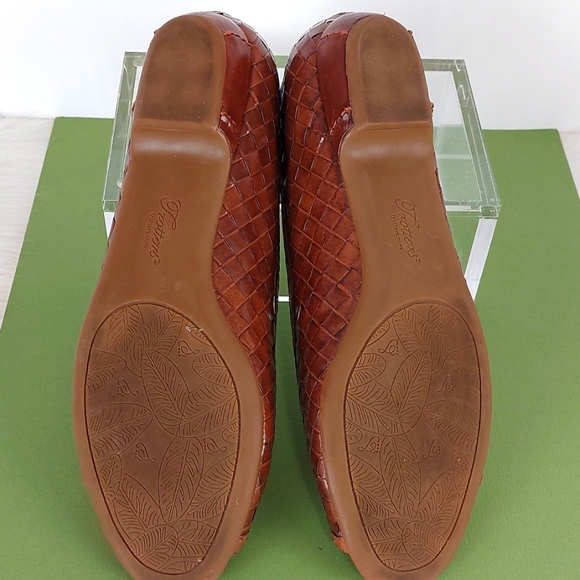 Trotters Open Toe Woven Leather Flats - Picture 6 of 6